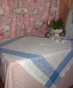  Service de table ancien , damassé, bleu et soyeux