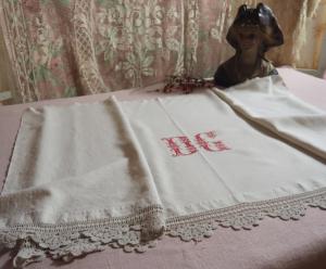  revers de drap rustique en lin , très grand monogramme DC ou DG et dentelle, linge campagnard, rideau