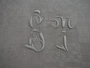 Monogramme ancien ST sur serviette