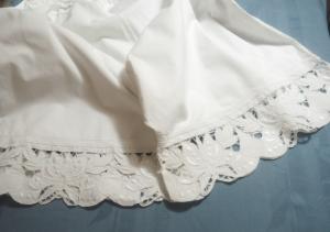 culotte ancienne avec une grande broderie main représentant des papillons, lingerie ancienne