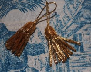 2 jolis petits pompons anciens, fil métallisé or, canetille
