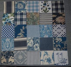 LOT DE 25 COUPONS DE TISSUS ANCIENS POUR PATCHWORK, coloris bleu