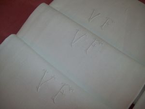 1 SERVIETTE ANCIENNE EN LIN..monogramme VF