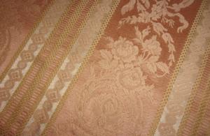  Très beau tissu ancien soyeux motifs de roses 