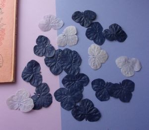 LOT DE PETITES FEUILLES ANCIENNES EN TISSU 