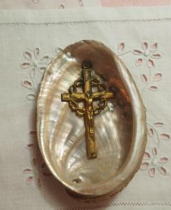 Petit bénitier ancien en nacre avec crucifix