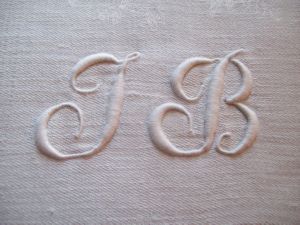  BEAU MONOGRAMME ANCIEN IB OU JB, sur serviette