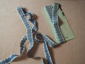 Galon ancien , motif bleu