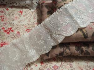 Très très fine broderie ancienne réalisée à la main