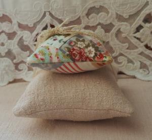 2 petits coussins , tissus anciens , pique-épingles , coussin de porte