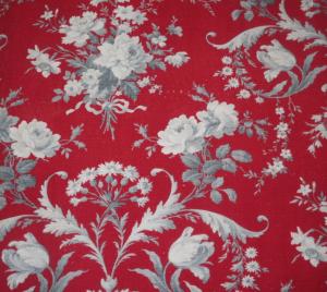 Tissu ancien jolies fleurs et roses sur un fond rouge
