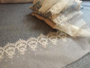 Jolie dentelle ancienne , créations, poupée