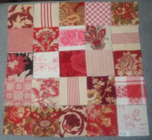 LOT DE 25 COUPONS DE TISSUS ANCIENS POUR PATCHWORK, coloris rouge