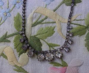 Joli collier ancien en strass