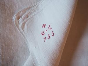  Drap ancien de pensionnat, ou de couvent ,monogrammé en rouge, lin