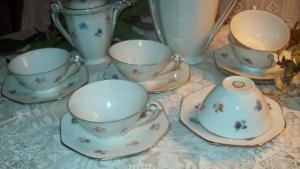 2 fines tasses anciennes en Limoges , avec petites fleurs