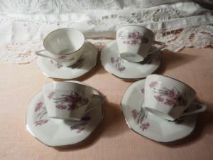 4 belles tasses anciennes en Limoges, décor de narcisses