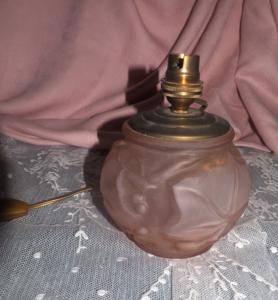 Joli petit pied de lampe, verrerie art-déco rose à motifs de lierre