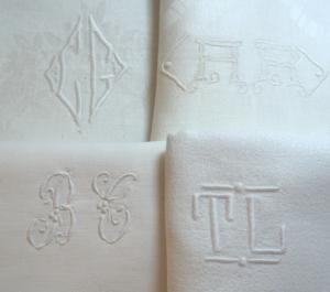 lot de 4 monogrammes anciens sur serviettes en damassé