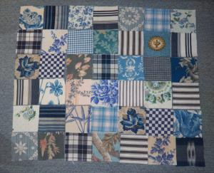   Lot de 42 petits coupons de tissus anciens pour patchwork.. coloris bleu