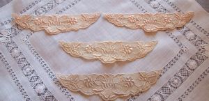 JOLIES INCRUSTATIONS ANCIENNES LINGERIE POUPEE