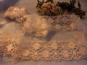  LARGE DENTELLE ANCIENNE, largeur 8 cm