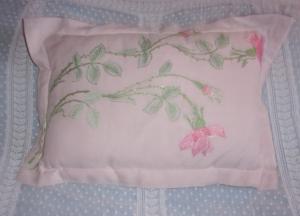 Coussin shabby, broderie ancienne de roses réalisée à la main