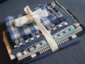 Lot de tissus anciens à dominance bleue pour créations , patchwork, scrapbooking, boro , etc ...