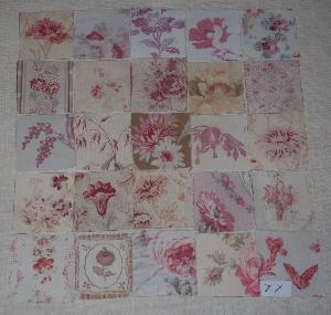   25 petits coupons de tissus anciens pour patchwork , motifs "  coloris rose pâle " 