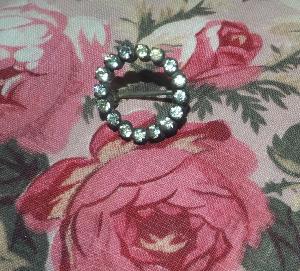 Petite broche ancienne, couronne de strass