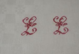 Fin monogramme ancien LL sur serviette