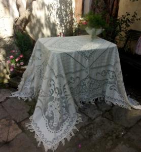 ! Grande nappe ancienne en dentelle, paniers de fleurs