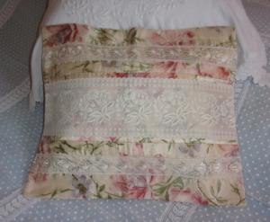 Housse de coussin en tissu ancien soyeux, et broderies anciennes