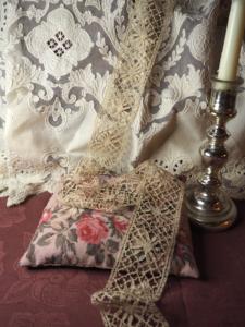 Belle et large dentelle ancienne au fuseau