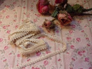 PETITE ET FINE DENTELLE ANCIENNE / POUPEE, réalisée à la main, crochet , 3,60 mètres