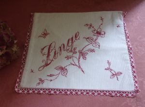    BELLE POCHETTE ANCIENNE BRODEE .. LINGE. FLEURS. PAPILLONS   )))