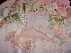 Lot de fines dentelles anciennes , tissus, galons, coloris dans la gamme des roses , poupée, scrapbooking, shabby-chic