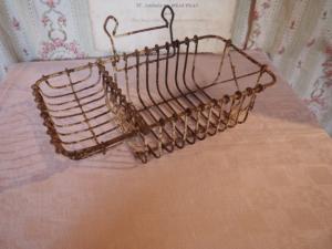 Charmant porte-savon, porte-éponge, en fil de fer , 19 ème, déco shabby