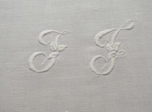 Monogramme ancien I-J sur serviette