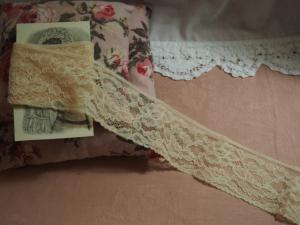 Large dentelle ancienne beige