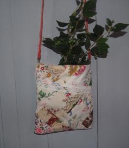  Petite pochette en tissus anciens , à suspendre ou bandoulière, petit sac