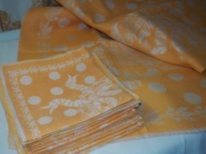 superbe service de table ancien, nappe carrée et 6 serviettes , motifs de rubans