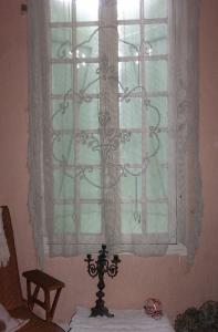   FILET ANCIEN REBRODE . RIDEAU ancien . DESSUS DE LIT. NAPPE, campagne  ***
