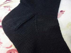 Une paire de chaussettes anciennes rustiques de campagne et de travail, noires, ferme