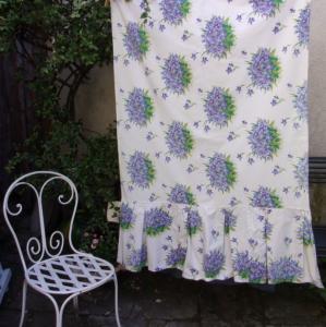   Tissu vintage fleuri, jolies fleurs mauves et violettes