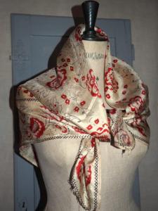 Joli châle ancien soyeux, imprimé indienne , foulard, tissu ancien