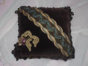 Coussin, velours anciens, fleurs soyeuses , galons précieux anciens, pour broches , etc ...