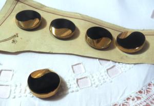 5 beaux boutons anciens noirs et or