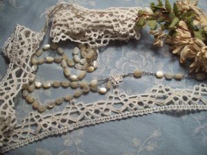   DENTELLE ANCIENNE LEGEREMENT RUSTIQUE 
