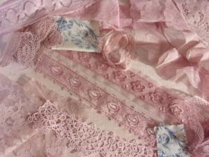  Lot important de fines dentelles anciennes , coloris rose , poupée, scrapbooking, shabby-chic 
